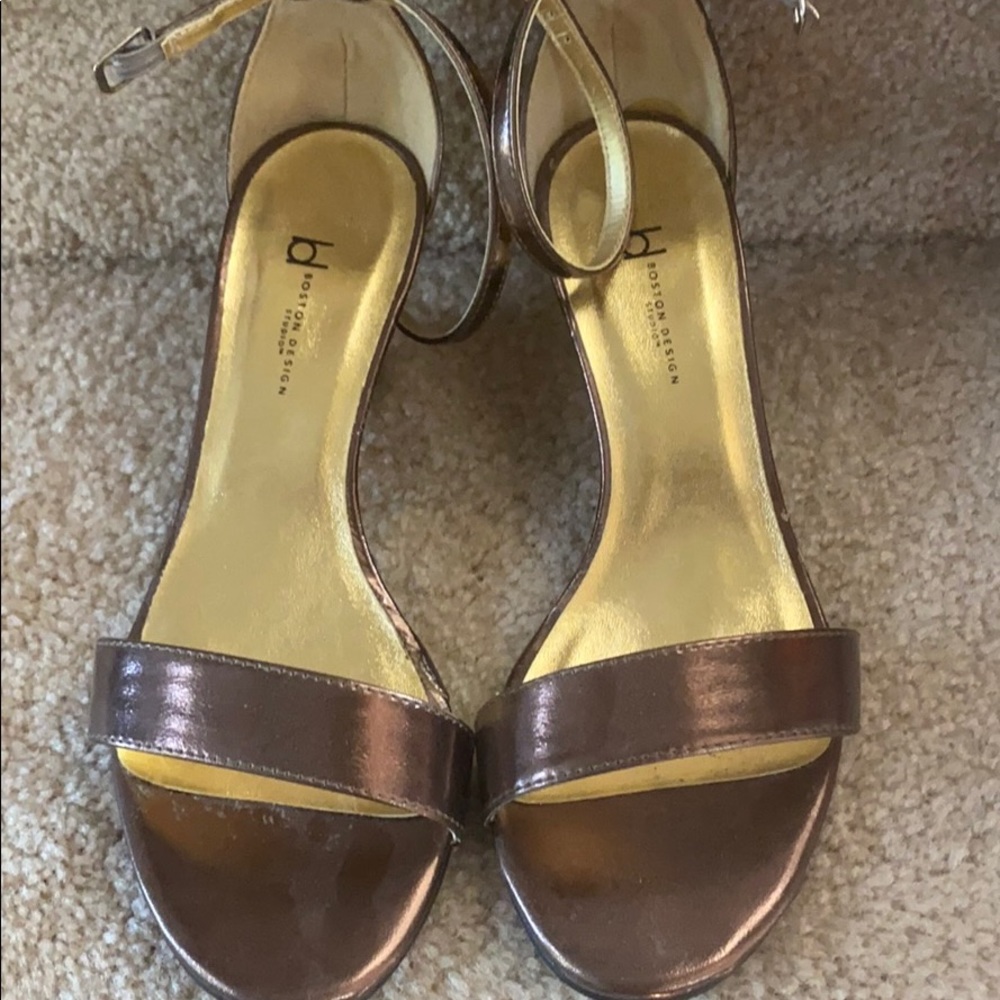 Used sandals with strap.